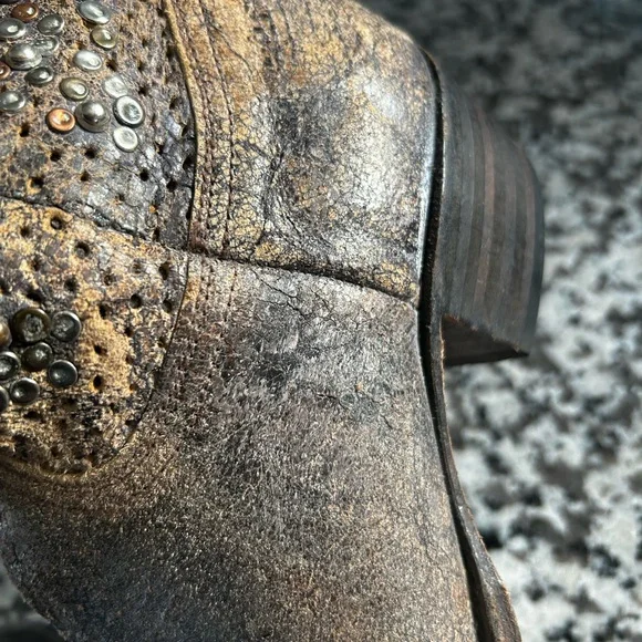 Frye Deborah Studded Boots Size 8 Distressed EUC - Picture 6 of 13